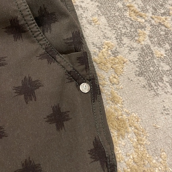 Vuori
Men's Kore Print Yoga Shorts size medium - Picture 5 of 9